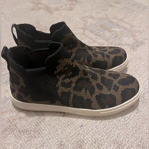 Kelly & Katie leopard print sneaker size 6